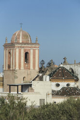 Spanien, Andalusien, Tarifa, Altstadt, Kuppel einer Kirche - KBF000118