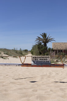 Spanien, Andalusien, Tarifa, Stranddüne und Schild Keine Durchgangsstraße - KBF000131