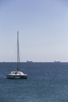 Spanien, Andalusien, Straße von Gibraltar, Frachtschiffe und ein Katamaran in der Bucht von Tarifa - KBF000135
