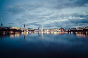 Deutschland, Hamburg, Binnenalster und Alsterbrunnen bei Nacht - KRP001009