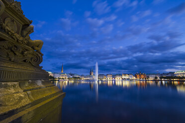 Deutschland, Hamburg, Binnenalster und Alsterbrunnen bei Nacht - KRPF001011