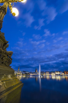 Deutschland, Hamburg, Binnenalster und Alsterbrunnen bei Nacht - KRPF001012