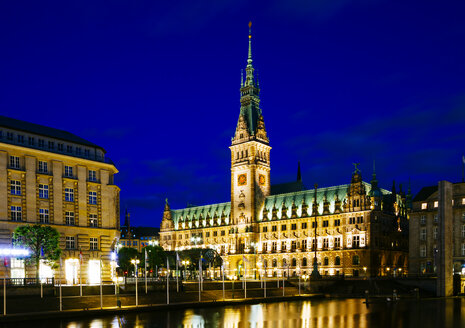 Deutschland, Hamburg, Blick auf Rathaus und Binnenalster bei Nacht - KRPF001013