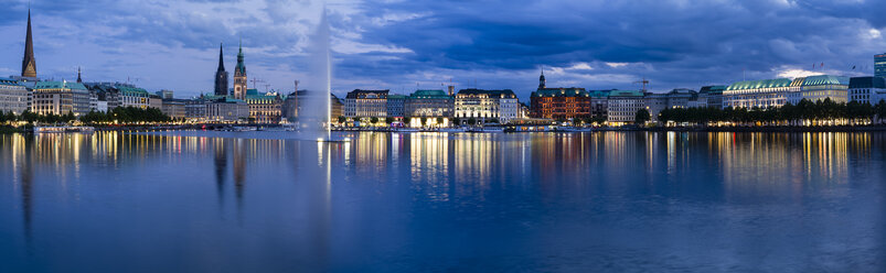 Deutschland, Hamburg, Binnenalster und Alsterbrunnen am Abend, Panorama - KRPF001016