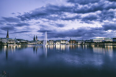 Deutschland, Hamburg, Binnenalster und Alsterbrunnen am Abend - KRPF001017