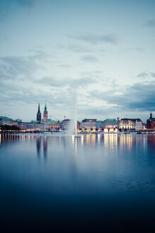 Deutschland, Hamburg, Binnenalster und Alsterbrunnen am Abend - KRPF001018