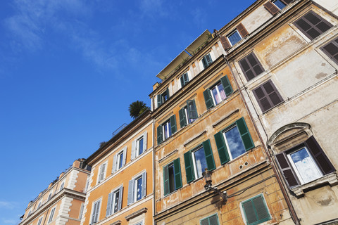 Italien, Rom, Hausfassaden auf der Piazza Santa Maria in Trastevere, lizenzfreies Stockfoto