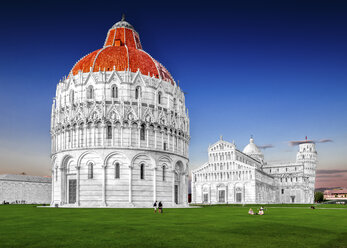 Italien, Toskana, Pisa, Blick auf das Baptisterium, den Dom und den Schiefen Turm von Pisa auf der Piazza dei Miracoli - PUF000040