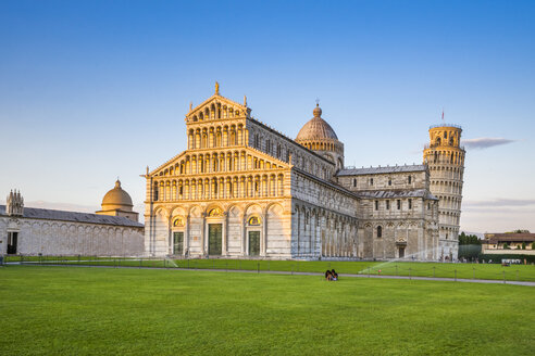 Italien, Toskana, Pisa, Blick auf den Dom und den Schiefen Turm von Pisa auf der Piazza dei Miracoli - PUF000041