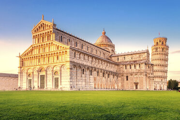 Italy, Tuscany, Pisa, View to Cathedral and Leaning Tower of Pisa at Piazza dei Miracoli - PU000043