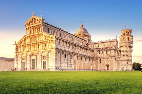 Italien, Toskana, Pisa, Blick auf den Dom und den Schiefen Turm von Pisa auf der Piazza dei Miracoli - PU000043