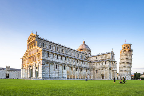 Italien, Toskana, Pisa, Blick auf den Dom und den Schiefen Turm von Pisa auf der Piazza dei Miracoli, lizenzfreies Stockfoto