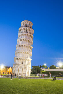 Italien, Toskana, Pisa, Schiefer Turm auf der Piazza dei Miracoli am Abend - PUF000046