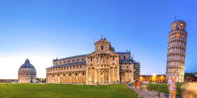 Italien, Toskana, Pisa, Blick auf das Baptisterium, den Dom und den Schiefen Turm von Pisa an der Piazza dei Miracoli, Blaue Stunde - PUF000042