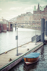 Deutschland, Hamburg, HafenCity, Alte Speicherstadt, Lonely boat - KRPF001001