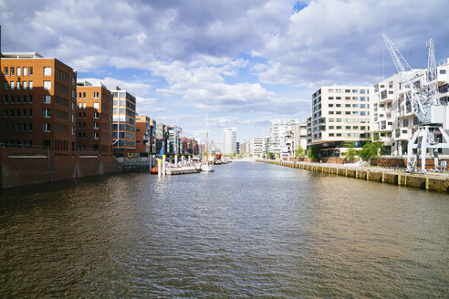 Deutschland, Hamburg, HafenCity, Sandtorhafen, Moderne Wohngebäude - KRPF001006