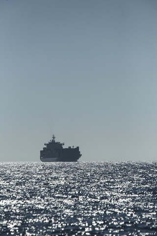 Spanien, Andalusien, Tarifa, Frachtschiff, lizenzfreies Stockfoto