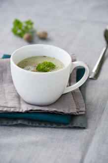 Tasse Kartoffel-Kohlrabi-Suppe auf Tuch - MYF000526