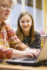 Porträt einer Lehrerin und einer Schülerin mit Laptop - DISF000980