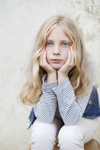Porträt eines gelangweilten Mädchens, lizenzfreies Stockfoto