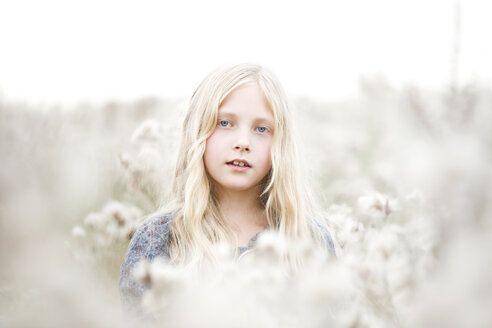 Porträt eines Mädchens auf einem Feld - MAEF009022