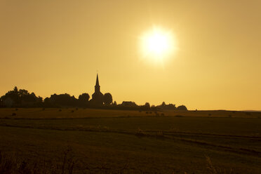 Deutschland, Nordrhein-Westfalen, Bad Münstereifel, Effelsberg bei Sonnenuntergang - CSF022721