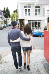 Junges Paar geht Arm in Arm auf der Straße - ZEF000082