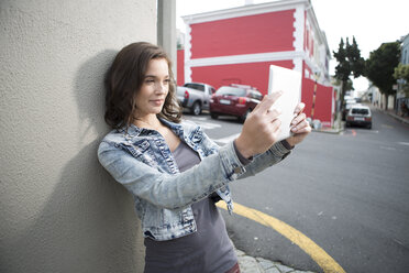 Porträt einer jungen Frau, die ein Selfie mit ihrem digitalen Tablet macht - ZEF000043