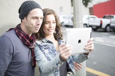 Junges Paar macht ein Selfie mit digitalem Tablet - ZEF000045
