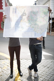 Junges Paar versteckt sich hinter einem Stadtplan - ZEF000047