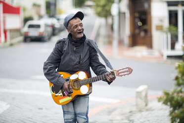 Straßenmusiker singt und spielt Gitarre - ZEF000144
