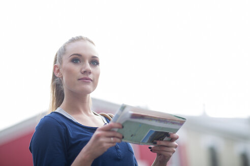 Porträt einer jungen Frau mit Stadtplan - ZEF000067