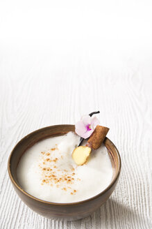 Chai Latte Eistee in einer Teeschale mit Zimtstange und Vanilleschote - CSTF000397