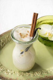 Chai Latte Eistee im Glas mit Zimtstange und Vanilleschote - CSTF000399