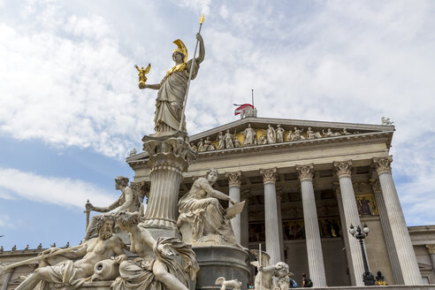 Österreich, Wien, Blick auf das Parlamentsgebäude mit der Statue der Göttin Pallas Athene im Vordergrund - EJWF000481
