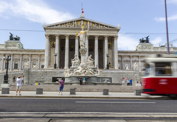 Österreich, Wien, Blick auf das Parlamentsgebäude mit der Statue der Göttin Pallas Athene im Vordergrund - EJWF000483