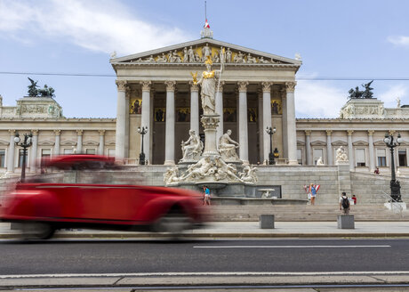 Österreich, Wien, Blick auf das Parlamentsgebäude mit fahrendem Citroen 2CV im Vordergrund - EJWF000484
