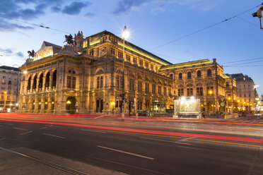 Österreich, Wien, Blick auf die Staatsoper in der Dämmerung - EJWF000574