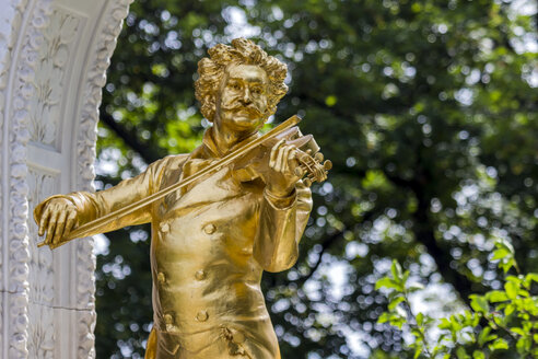 Austria, Vienna, gold plated statue of Johann Strauss at the city park - EJWF000500