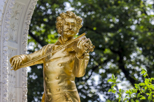 Österreich, Wien, vergoldete Statue von Johann Strauss im Stadtpark - EJWF000500
