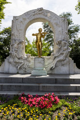 Austria, Vienna, view to monument of Johann Strauss at the city park - EJWF000503