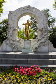 Österreich, Wien, Blick auf das Denkmal von Johann Strauss im Stadtpark - EJWF000503