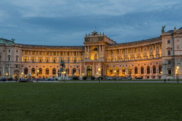 Österreich, Wien, Blick auf die beleuchtete Hofburg in der Dämmerung - EJWF000528