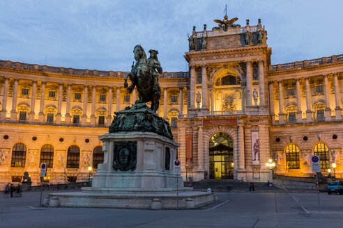 Österreich, Wien, Blick auf die beleuchtete Hofburg in der Dämmerung - EJWF000529