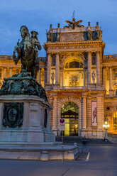 Österreich, Wien, Blick auf die beleuchtete Hofburg in der Dämmerung - EJWF000575
