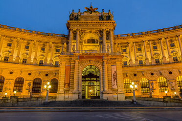 Österreich, Wien, Blick auf die beleuchtete Hofburg in der Dämmerung - EJWF000577