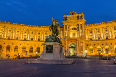 Österreich, Wien, Blick auf die beleuchtete Hofburg in der Dämmerung - EJWF000578