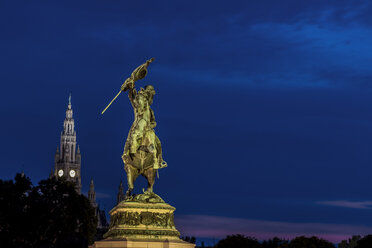 Österreich, Wien, beleuchtetes Reiterstandbild von Erzherzog Karl am Heldenplatz bei Dämmerung - EJWF000530