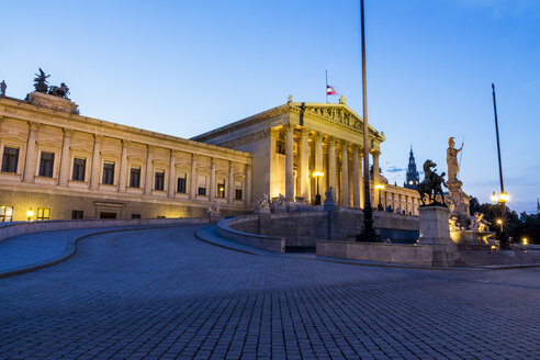 Österreich, Wien, Einfahrt zum beleuchteten Parlamentsgebäude in der Dämmerung - EJWF000579