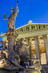 Österreich, Wien, Blick auf beleuchtetes Parlamentsgebäude mit Statue der Göttin Pallas Athene im Vordergrund - EJWF000532